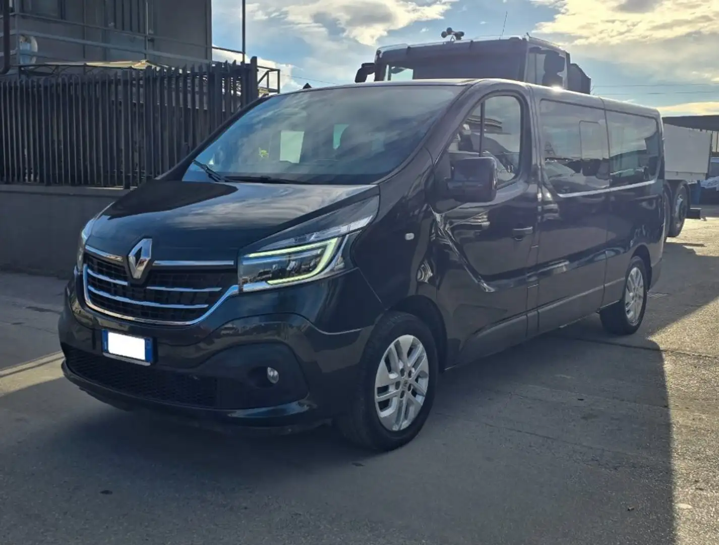 Renault Trafic 2.0 dCi 145CV 9 POSTI Nero - 1