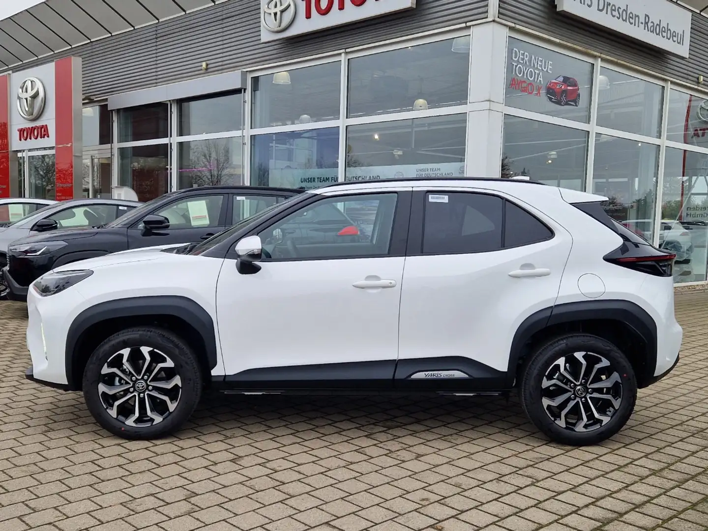 Toyota Yaris Cross 1.5 Hybrid Teamplayer Winter-Paket Weiß - 2