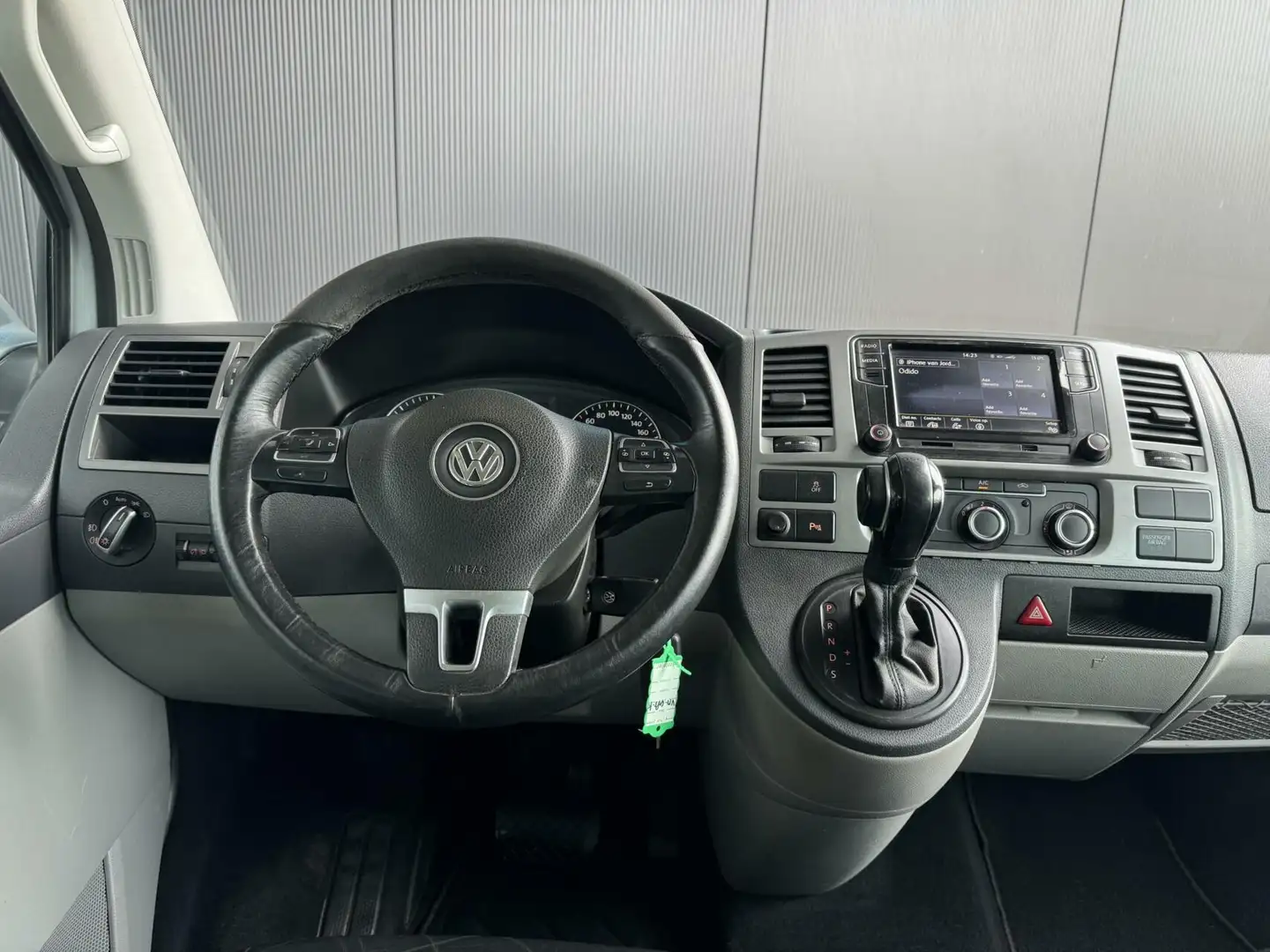 Volkswagen T5 Transporter 2.0 TDI T Edition L2H1 DC AUTOMAAT*LEDER*CARPLAY Grijs - 2