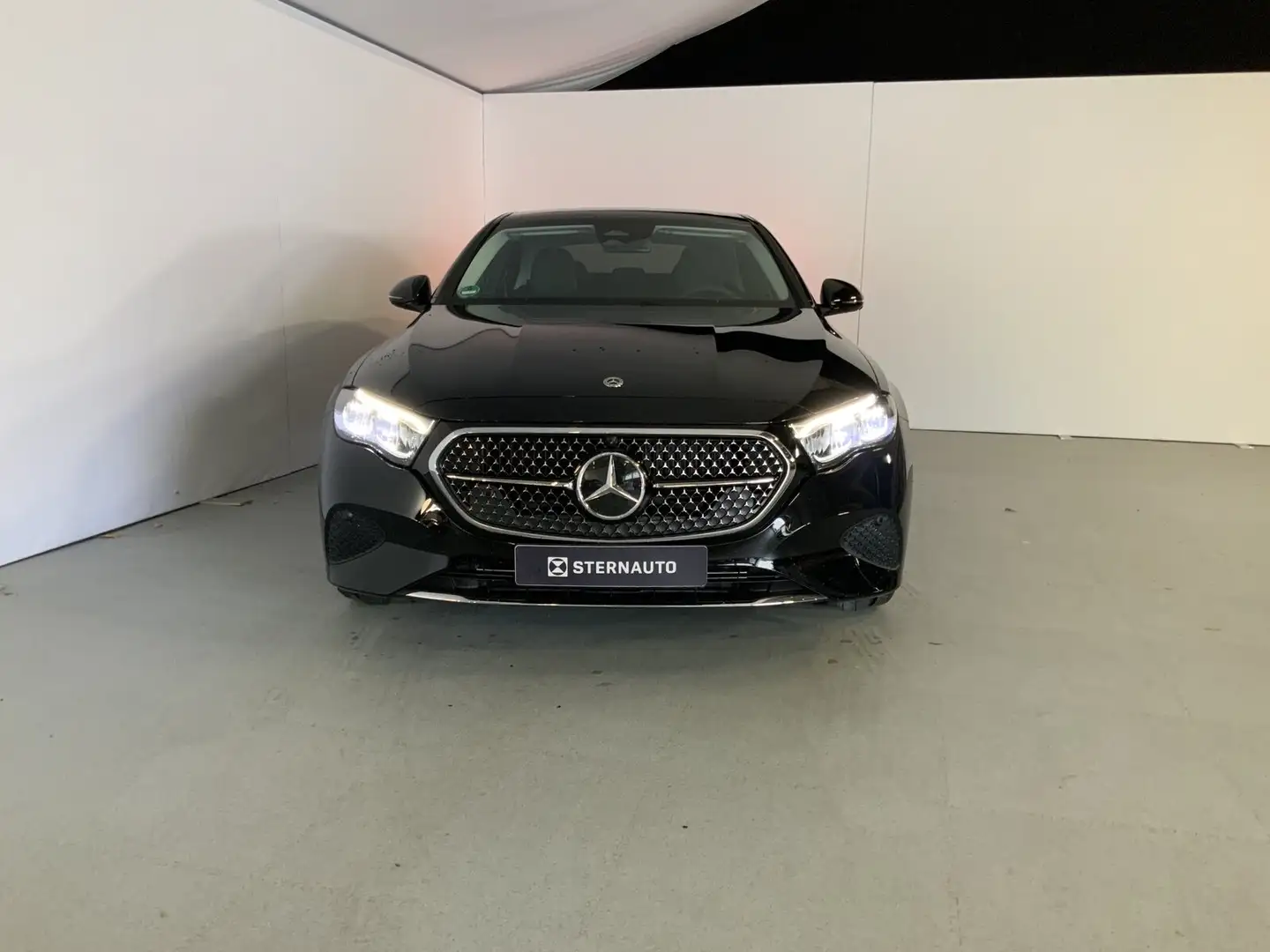 Mercedes-Benz E 220 E 220 d Limo AVANTGARDE Pano DISTRO KEYLESS 360 Schwarz - 2