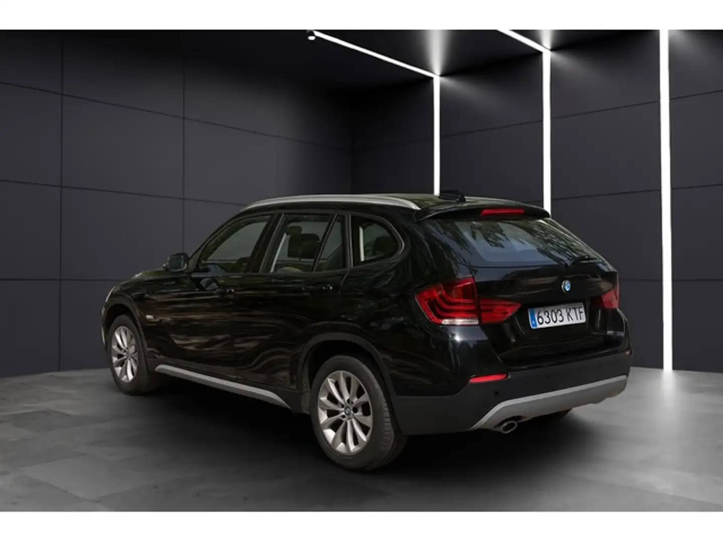 BMW X1 xDrive 20dA Zwart - 2