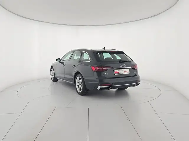 Audi A4 Avant view 3