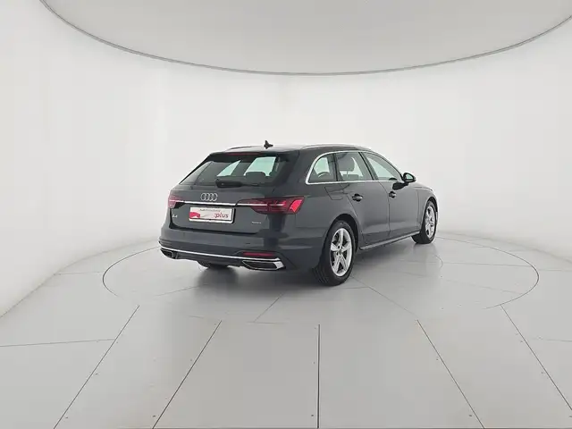 Audi A4 Avant view 5
