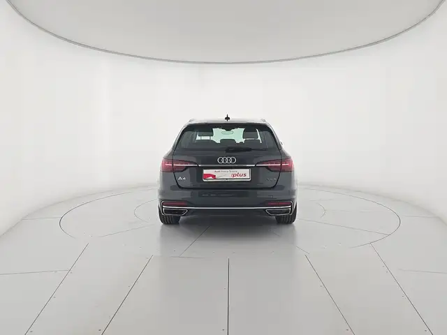 Audi A4 Avant view 4