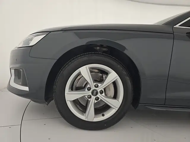 Audi A4 Avant view 8