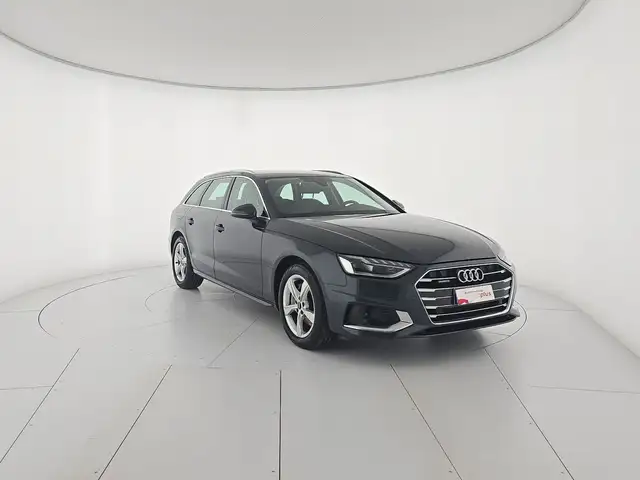 Audi A4 Avant view 6
