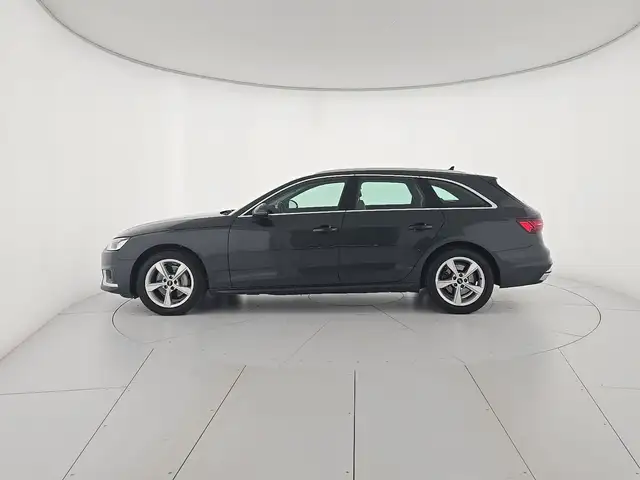 Audi A4 Avant view 2
