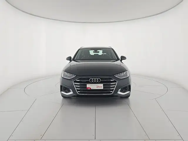Audi A4 Avant view 7
