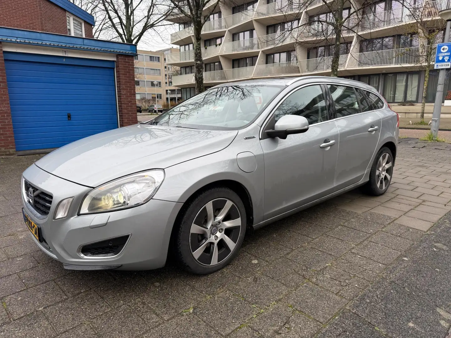 Volvo V60 2.4 D6 AWD Plug-In Hybrid Summum Leder Adaptive Cr Grijs - 1