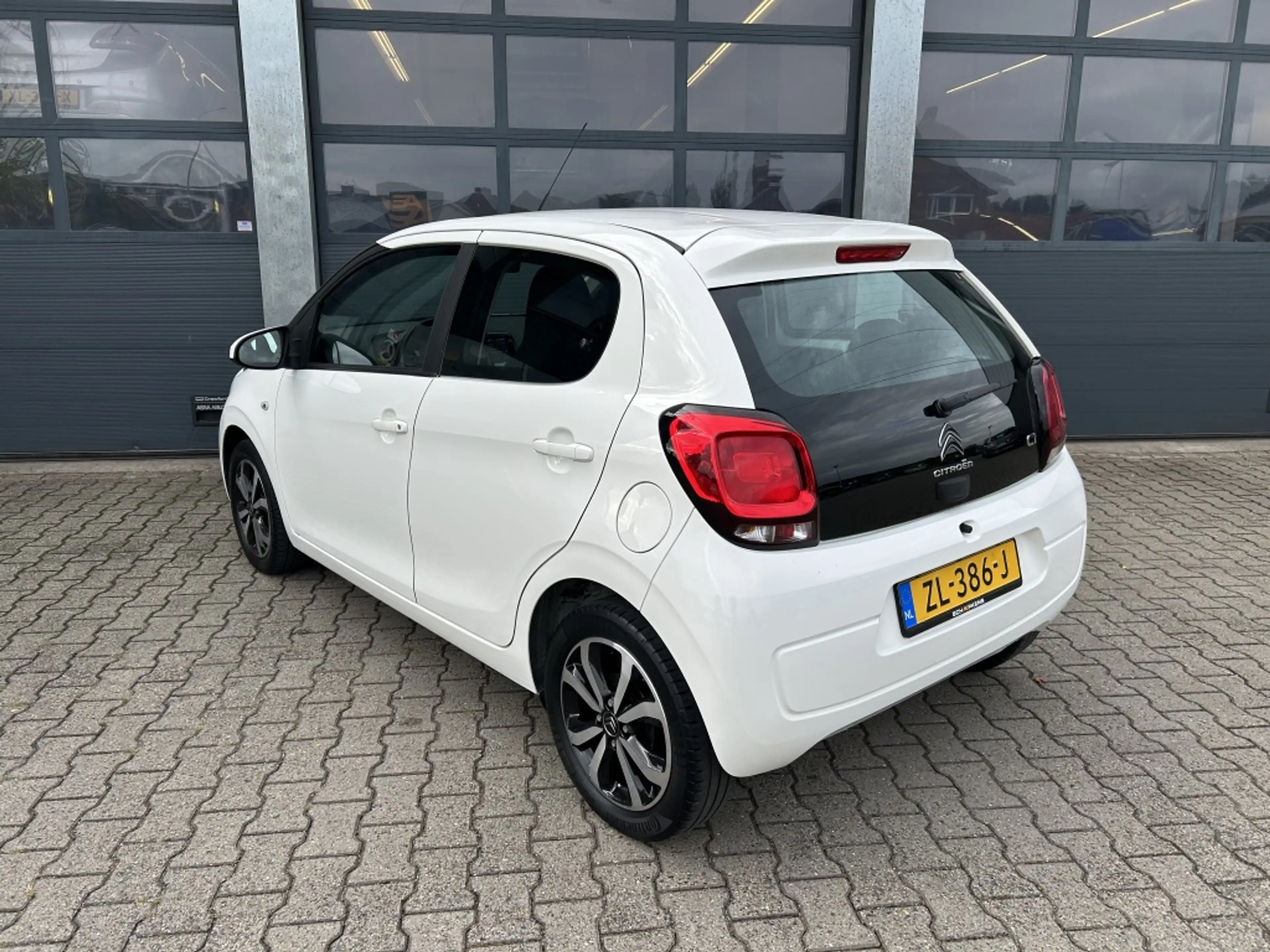 Citroen C1 1.0 VTi 68PK S&S 5D Shine — photo 3