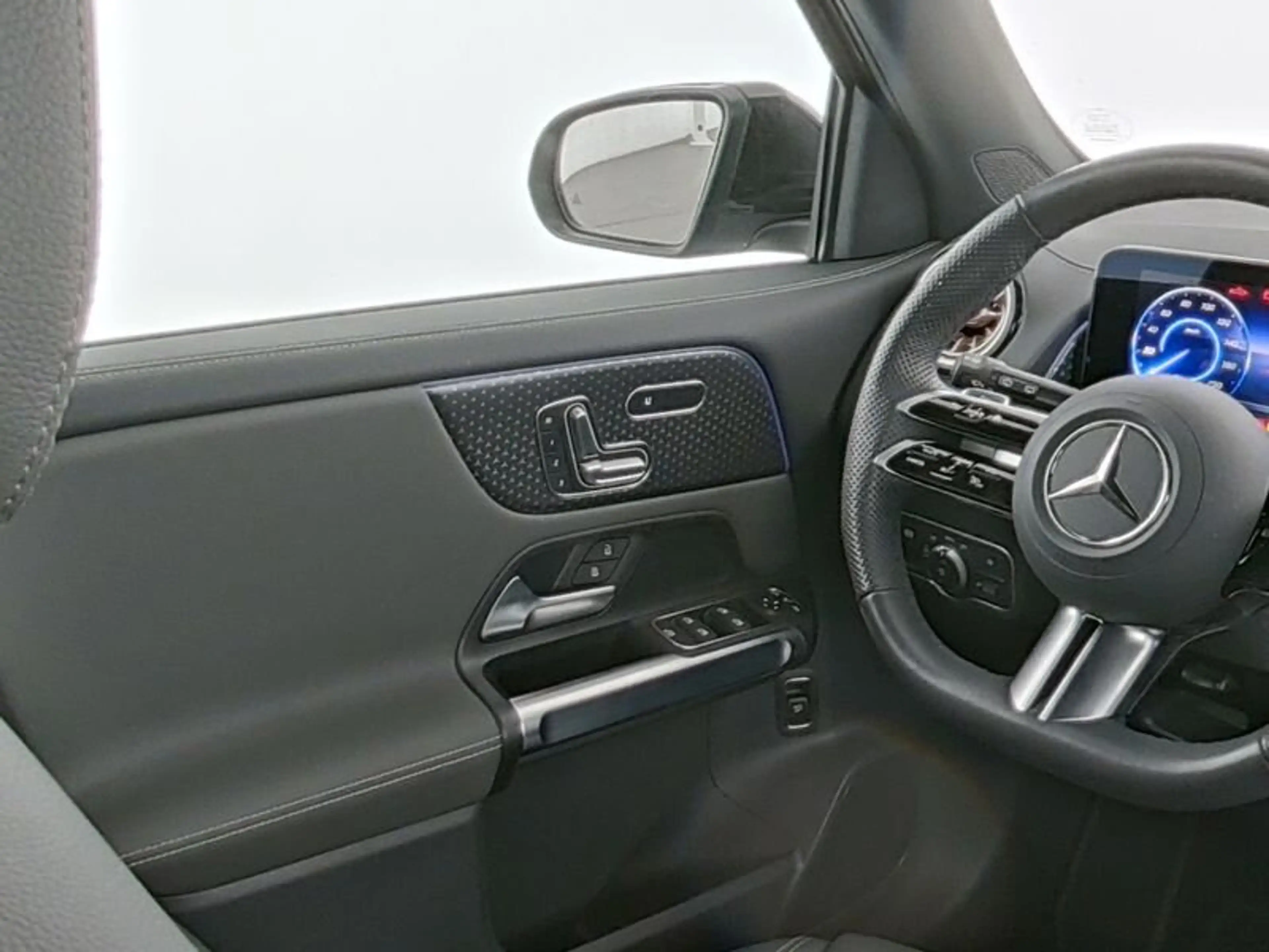 Mercedes-Benz EQB 250 EQB 250+ Electric Art 360 ° Memory Night Paket — photo 8