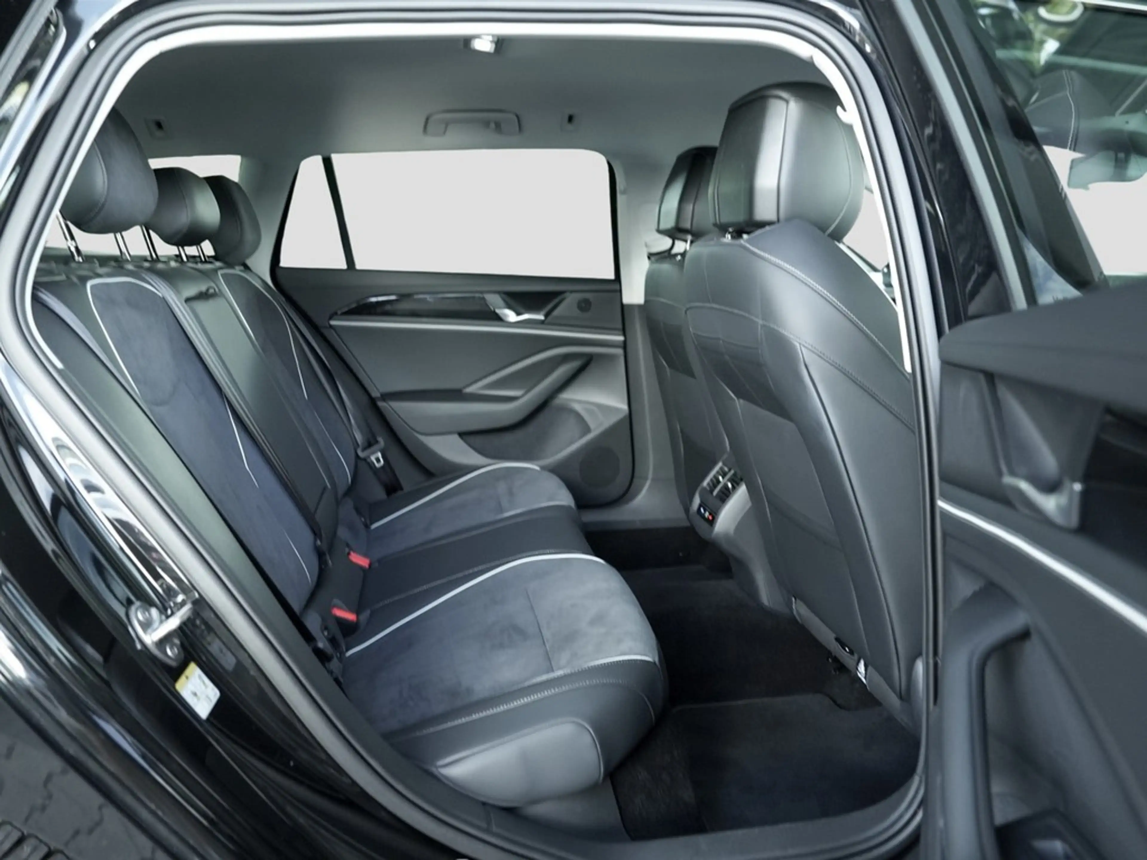 Volkswagen Passat Variant 1,5 eTSI DSG Business,AHK,LED,ACC 360° Kamera,S... — photo 9