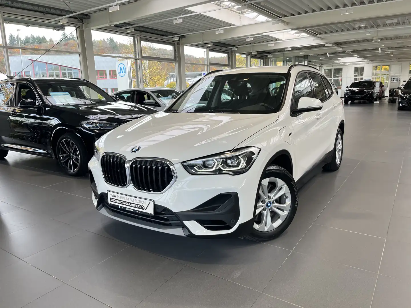 BMW X1 xDrive25e ab 269.-²/AHK/CarPlay/PDC/LED/RFK/Shz Weiß - 1