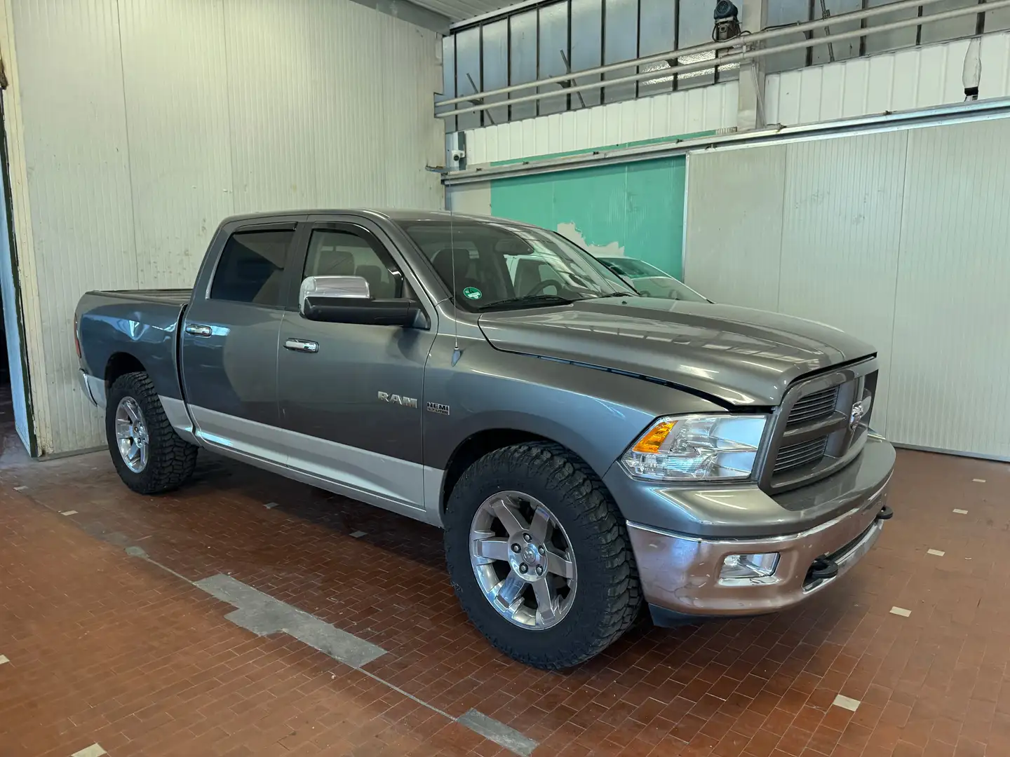Dodge RAM 5.7 HEMI 1500 GPL Gris - 1