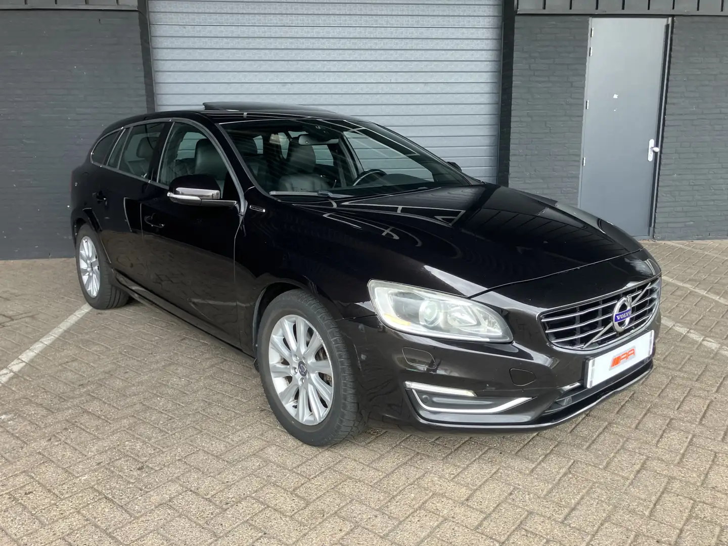 Volvo V60 2.4 D6 AWD Plug-In Hybrid Summum Zwart - 1