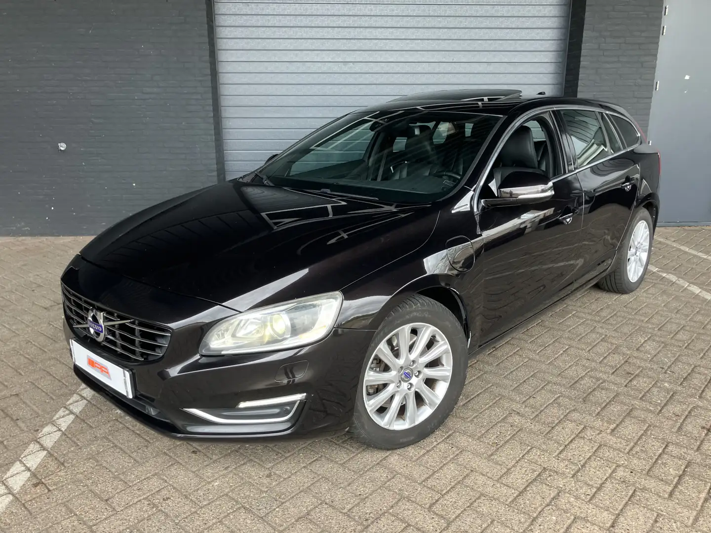 Volvo V60 2.4 D6 AWD Plug-In Hybrid Summum Zwart - 2