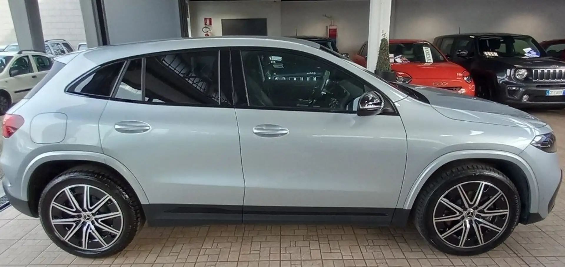Mercedes-Benz EQA 250+ AMG Line Advanced Grau - 2