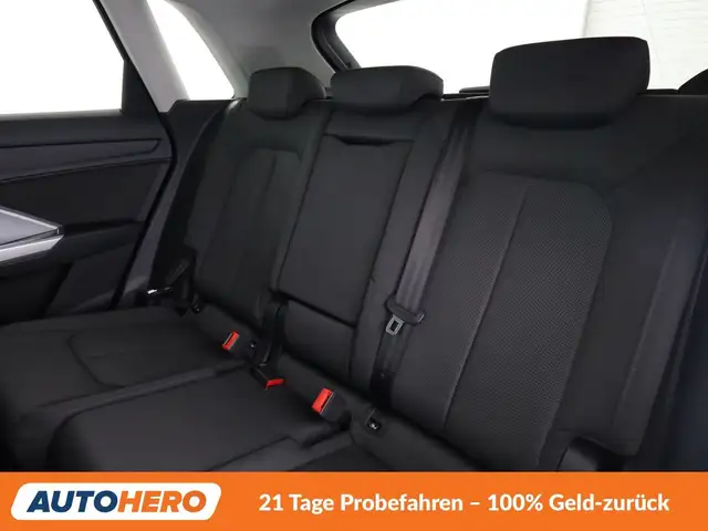 Audi Q3 view 14