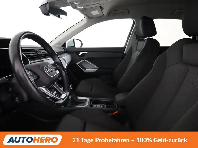 Audi Q3 view 10