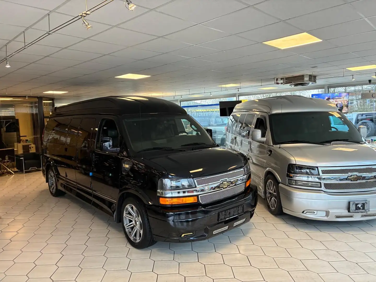 GMC Savana 6,0 V8 Explorer Limited.9 Sitze Schwarz - 1