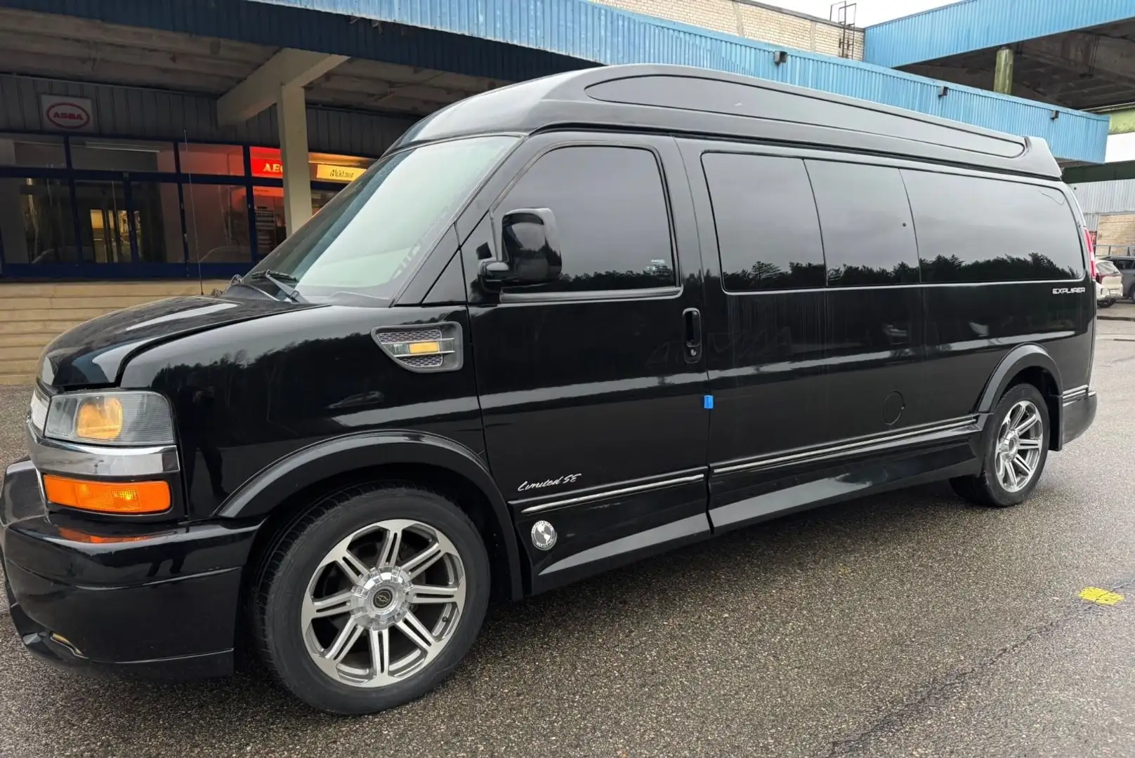 GMC Savana 6,0 V8 Explorer Limited.9 Sitze Fekete - 1