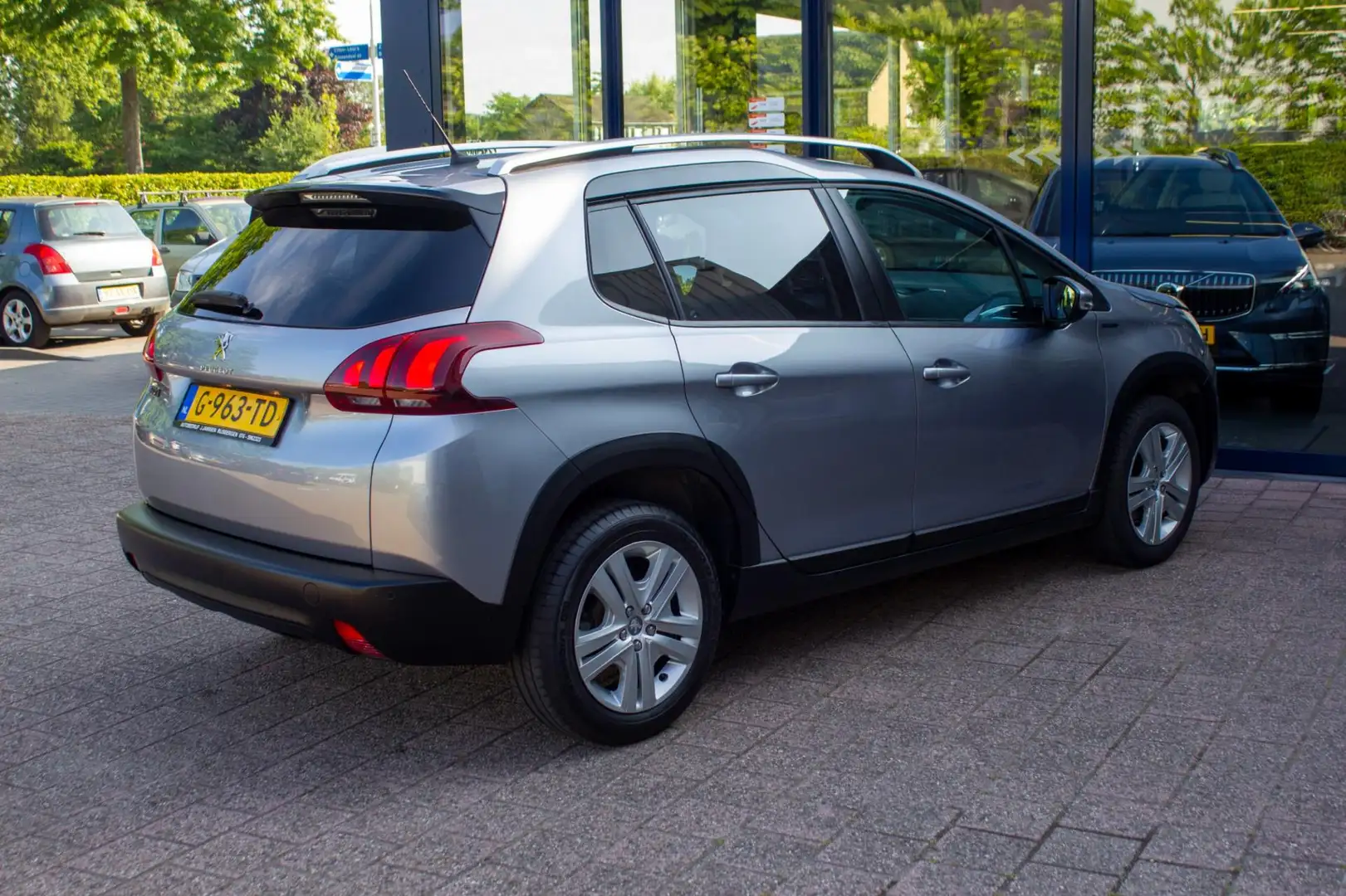 Peugeot 2008 1.2 PureTech Signature|Prijs rijklaar incl. 12 mnd Grijs - 2