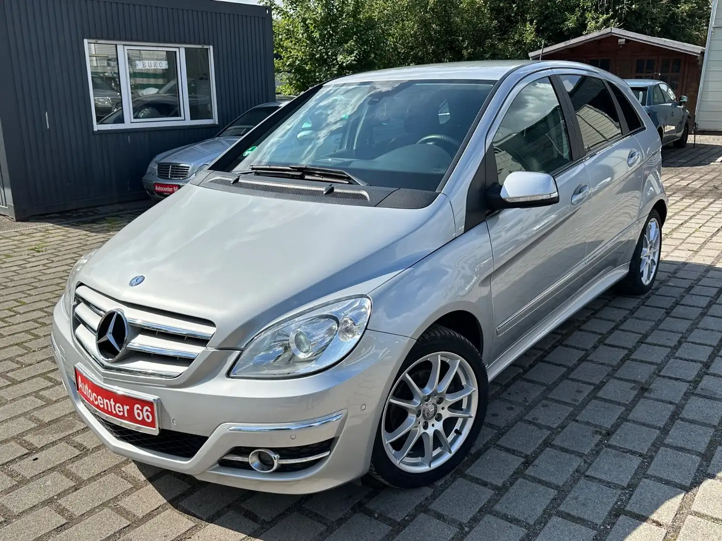 Mercedes-Benz B 200 Aut. Sport-Paket*AHK*PDC*LEDER*SHZ*TÜV NEU Stříbrná - 1