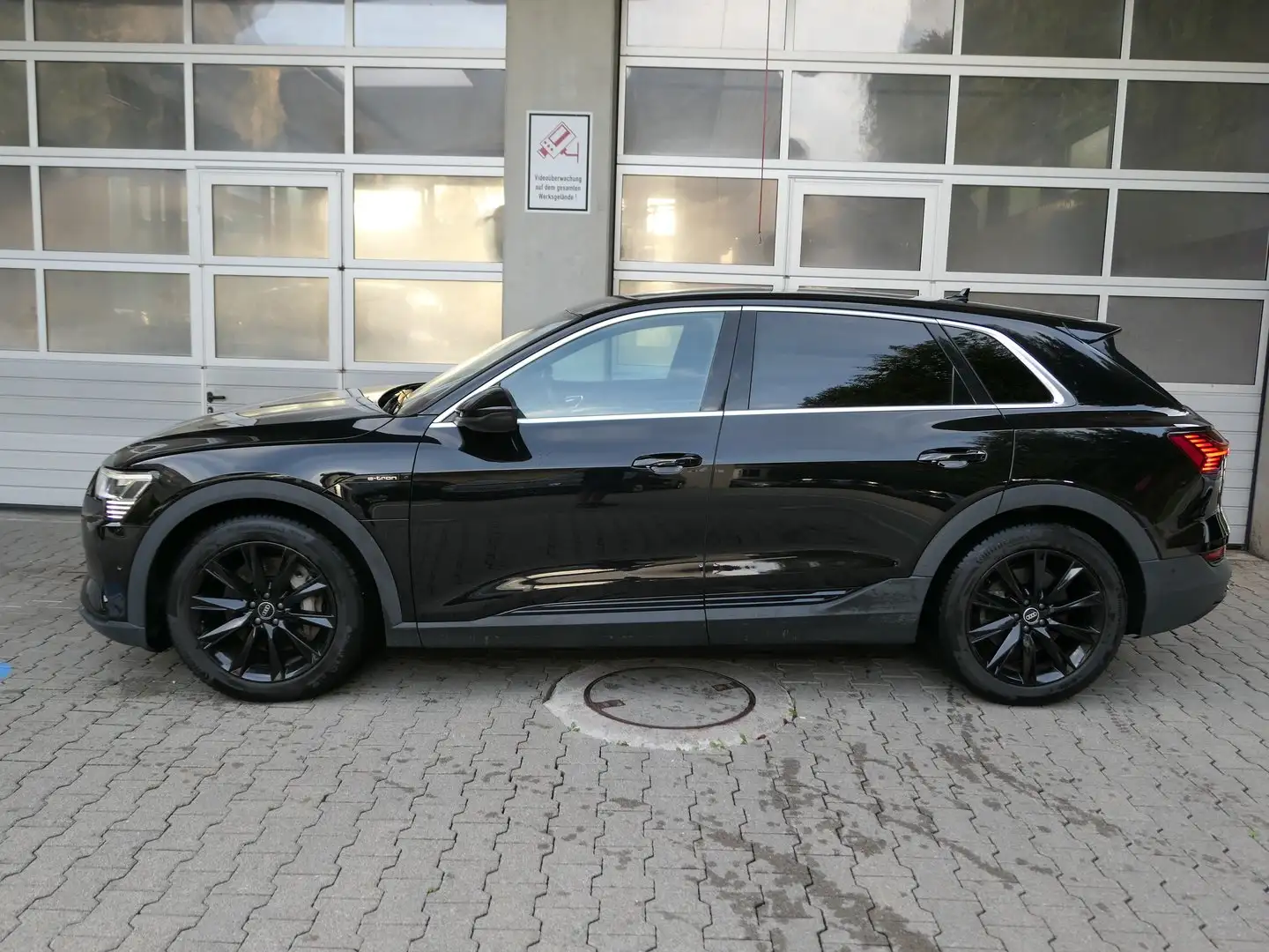 Audi e-tron 50 quattro 230 kW Business Schwarz - 2