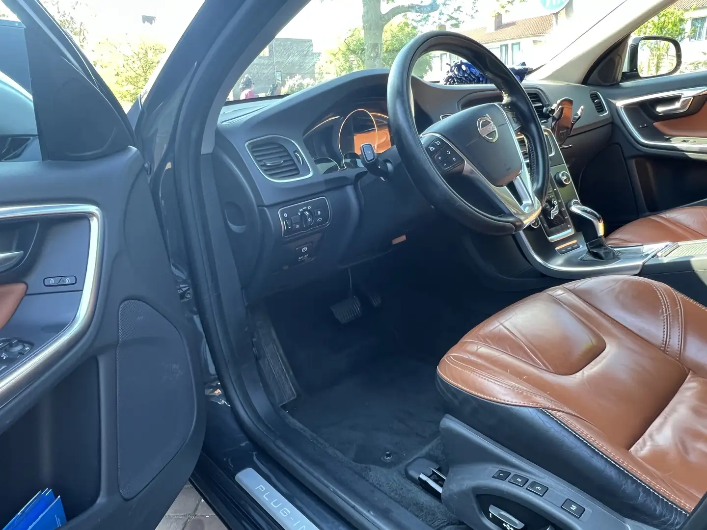 Volvo V60 2.4 D6 AWD Pl.i Sum. Grijs - 1
