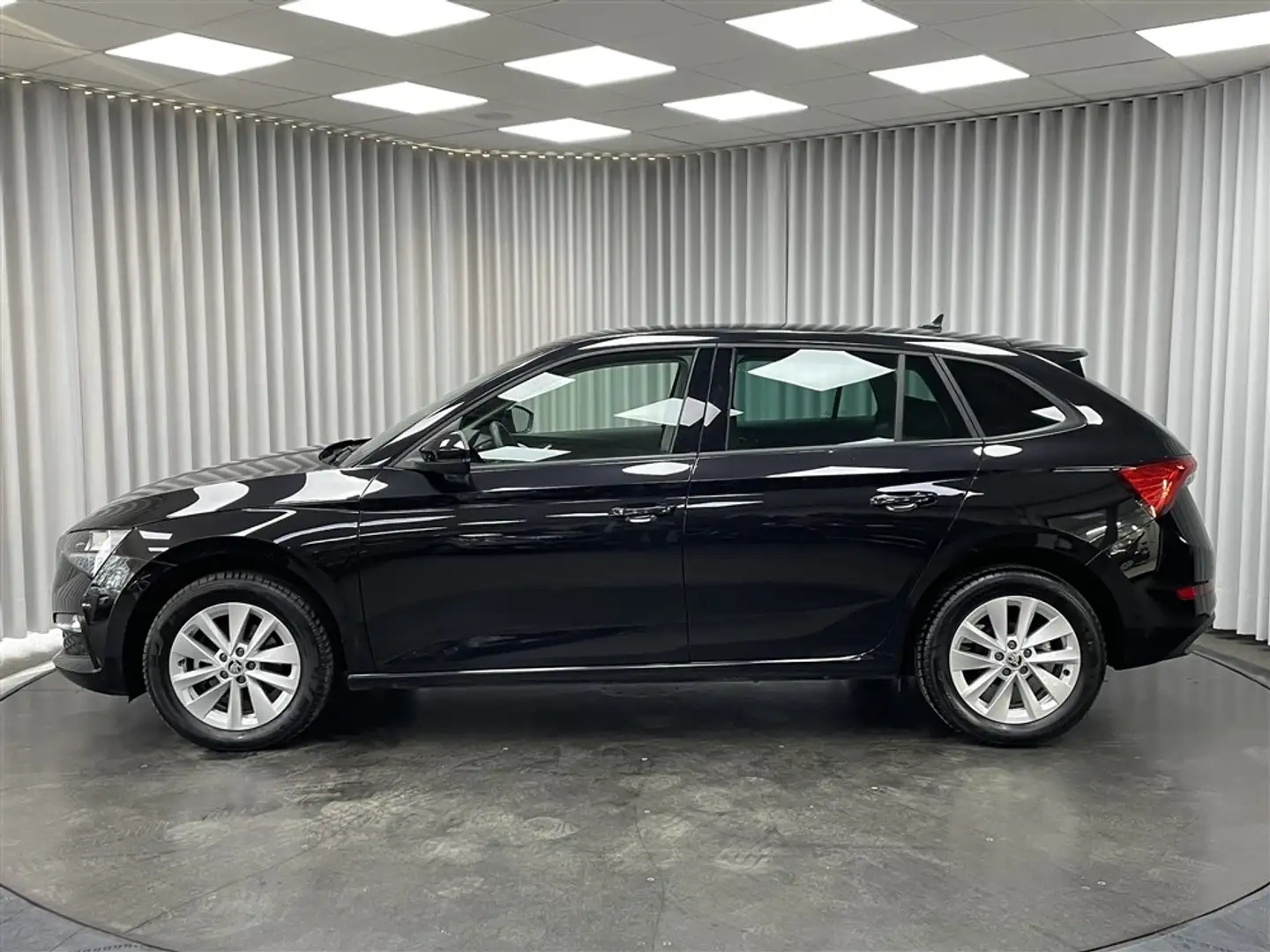 Skoda Scala 1.5 TSi / Clima / ACC / DAB / App / LED / Zetelv. Negro - 2