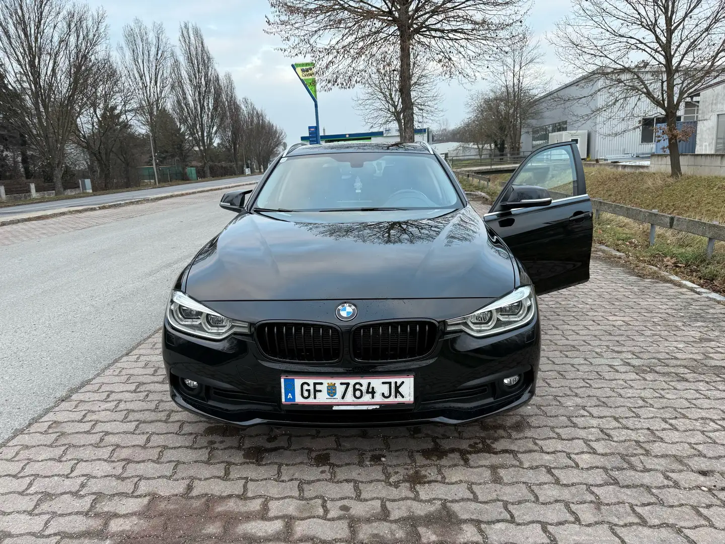 BMW 320 320d Touring Advantage Aut. - 1