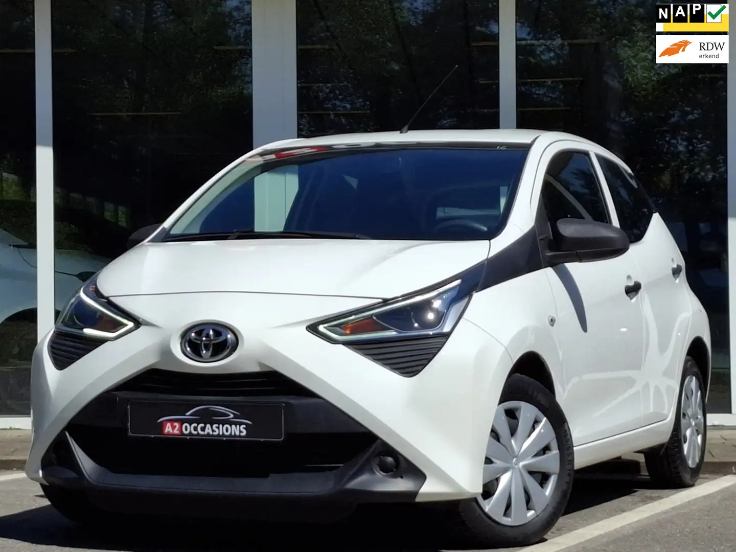 Toyota Aygo 1.0 VVT-i Airco/Bluetooth/Parkeersensoren Wit - 1