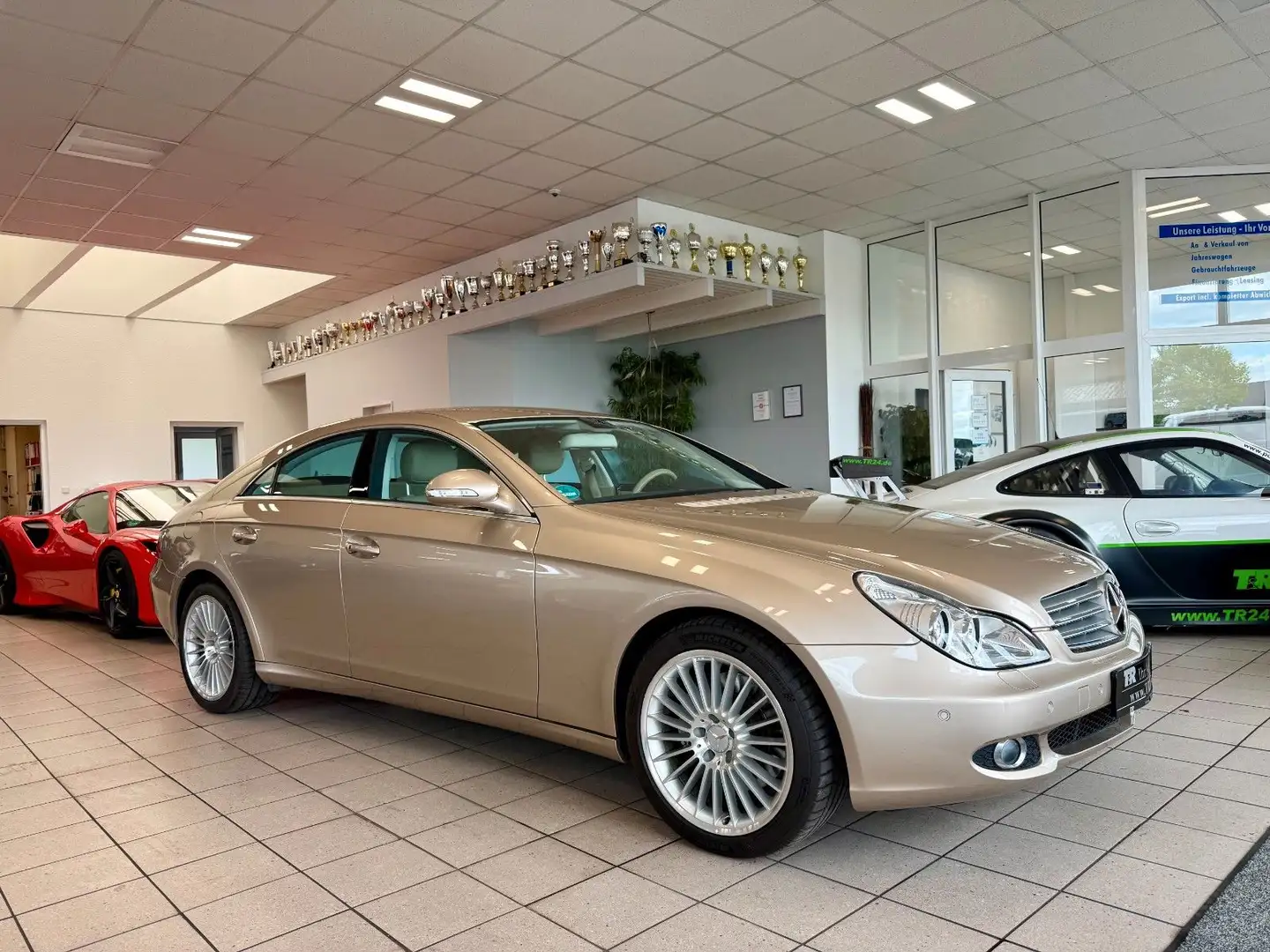 Mercedes-Benz CLS 350 CGI Airmatic/Keyless/Comand/18Zoll Бежевый  - 1