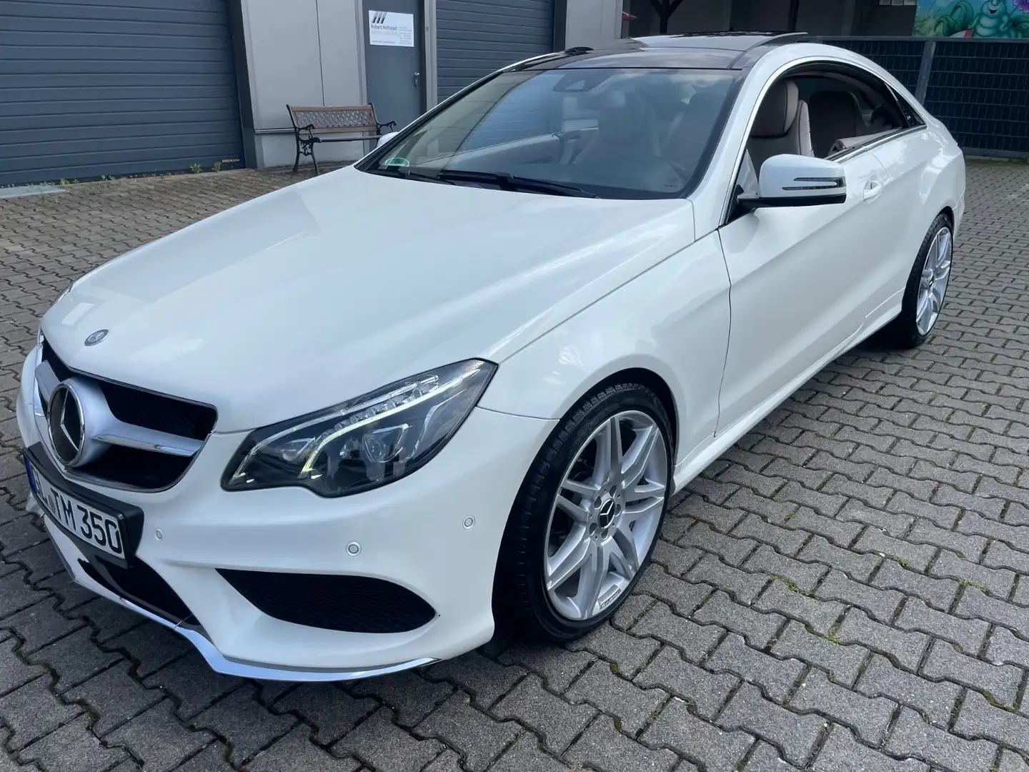 Mercedes-Benz E 350 CGI Coupe BlueEfficiency AMG Paket NEUZST Wit - 1