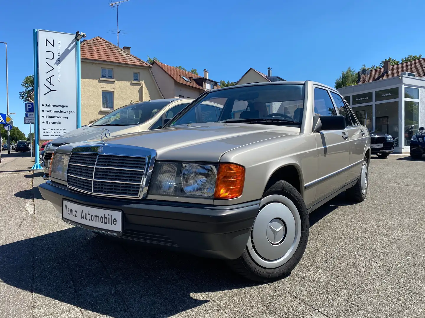 Mercedes-Benz 190 E Бежевый  - 1