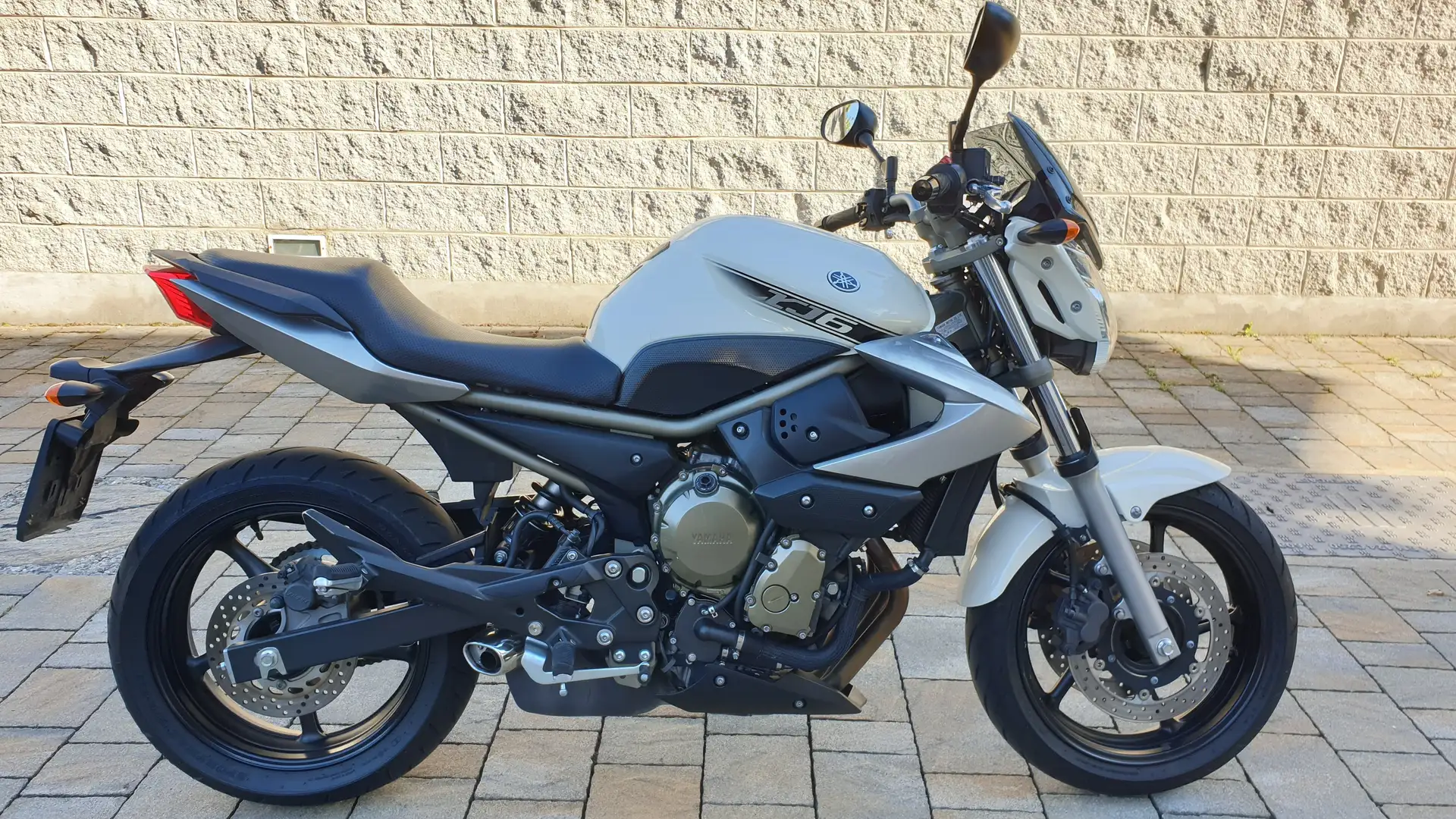 Yamaha XJ 6 Naked Bianco - 1