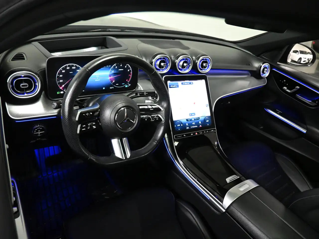 Mercedes-Benz C-Class снимка Mercedes-Benz C-Class