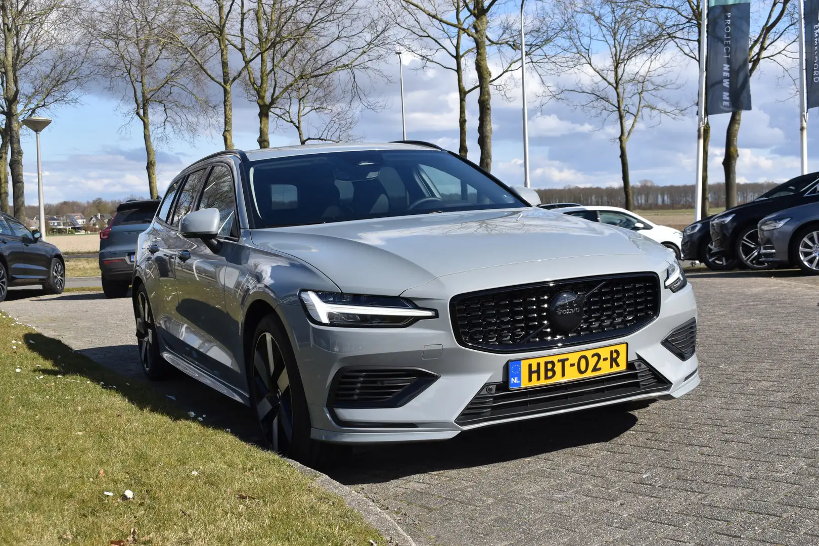 Volvo V60 T6 350PK Plug-in hybrid AWD Essential Dark | Camer Gris - 2