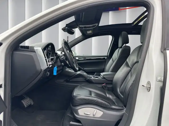 Porsche Cayenne view 10