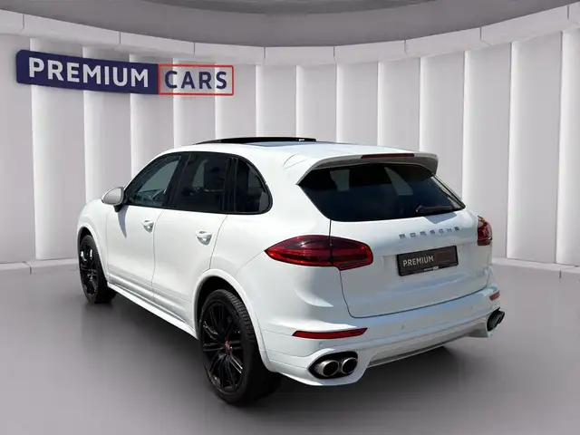 Porsche Cayenne view 3