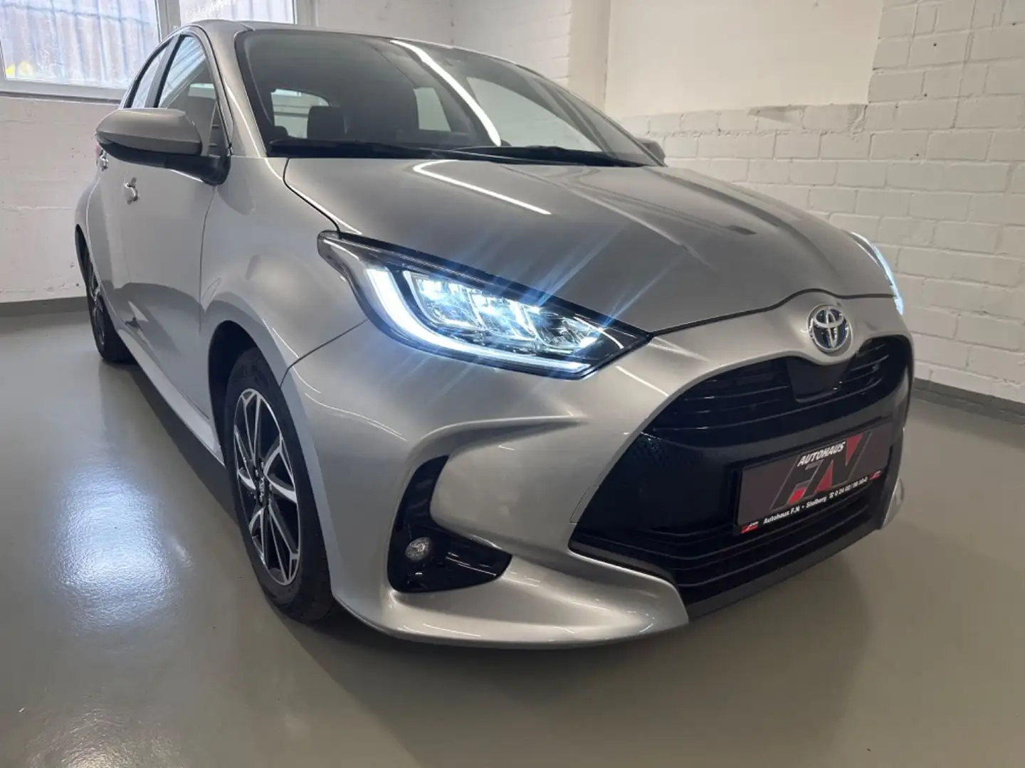 Toyota Yaris Hybrid Team Deutschland +Comfort-Paket Plateado - 1