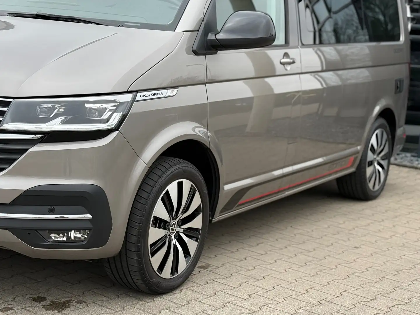 Volkswagen T6.1 California DSG Ocean LED ACC Virtual AHK NAVI Drehsitze Alcan Beige - 2