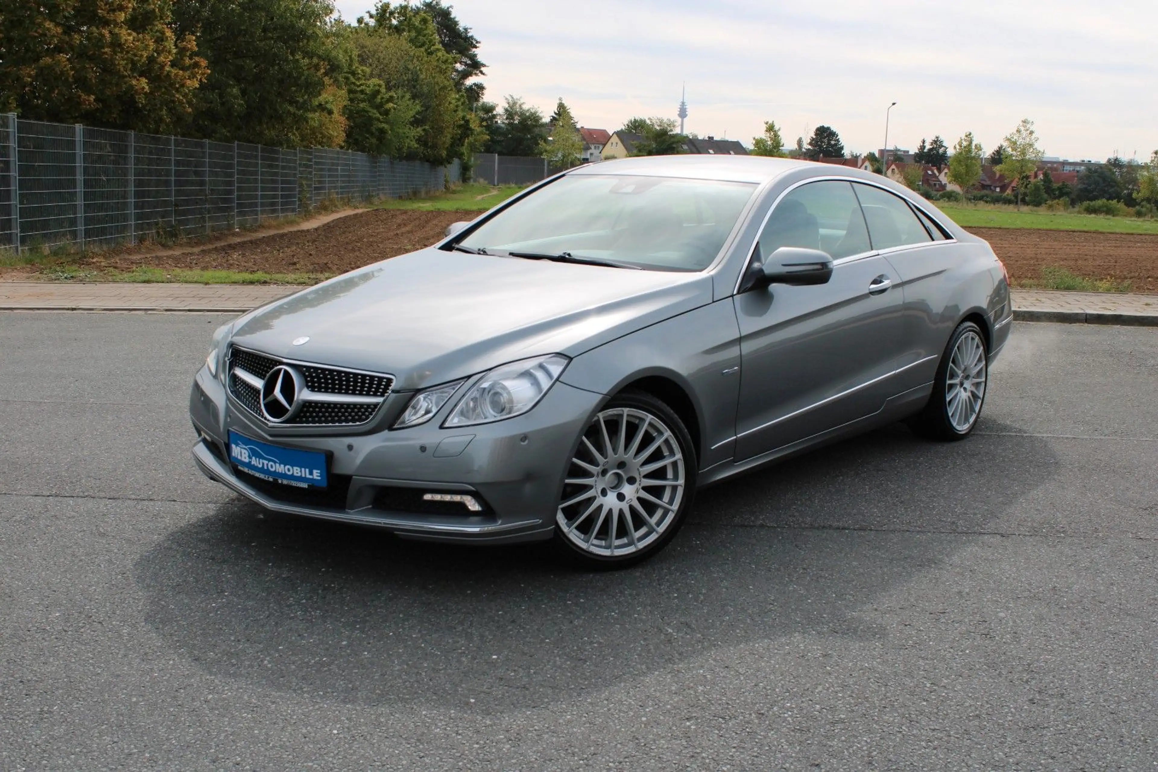 Mercedes-Benz E 250 E250 Coupe CGI Xenon PDC Sitzhzg. Tempo 18"Alu