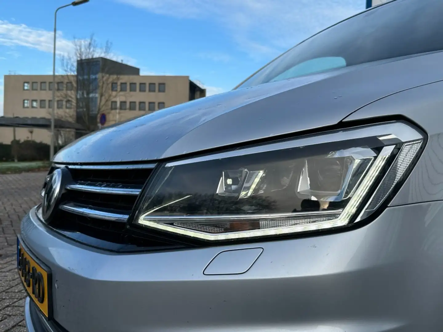 Volkswagen Caddy 1.4 TSI Highline  5-pers.  LED  Camera  Trekhaak Grijs - 2