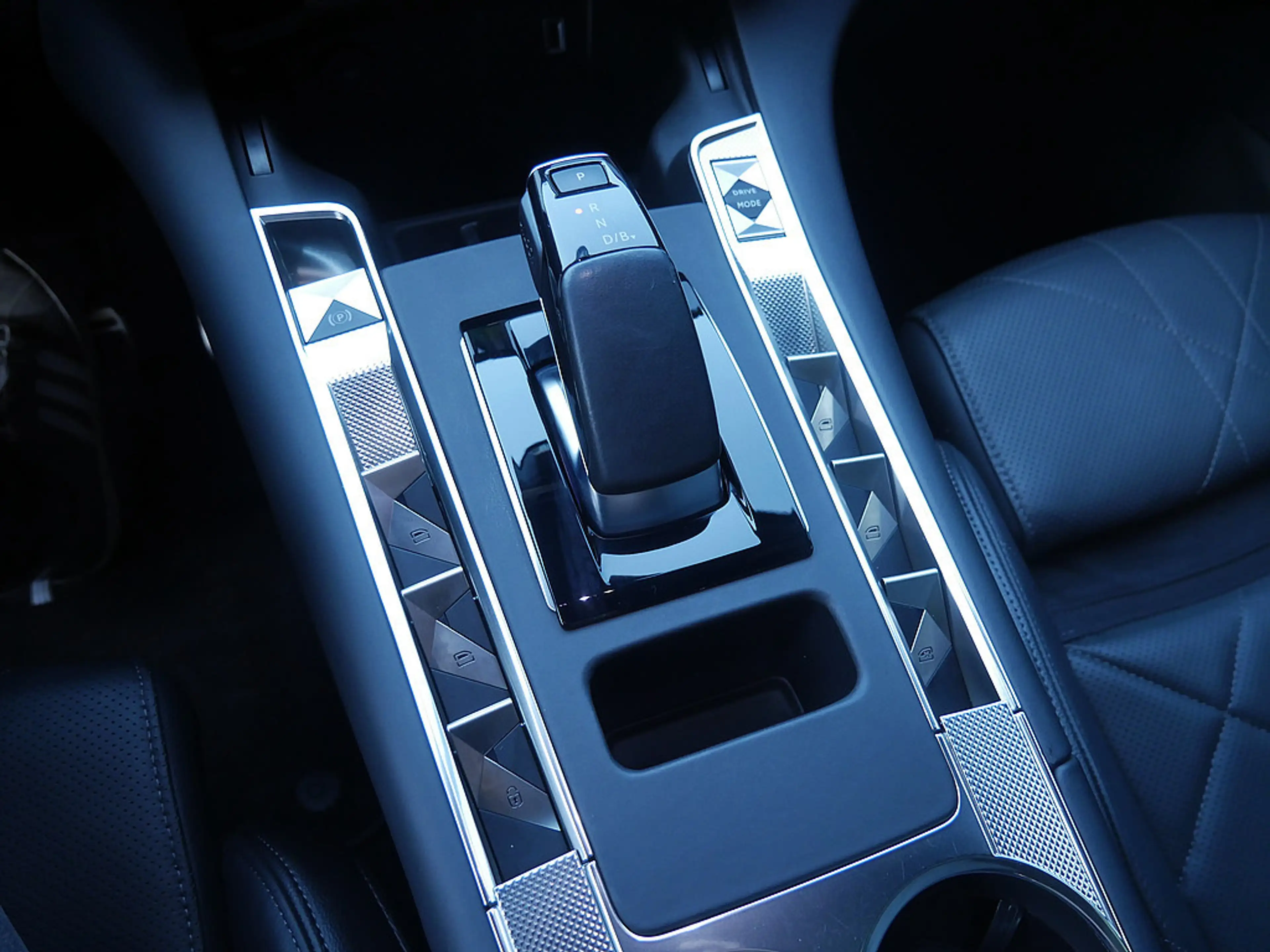 DS Automobiles DS 7 Crossback Ligne Noire E-Tense 4x4 PANO — photo 15
