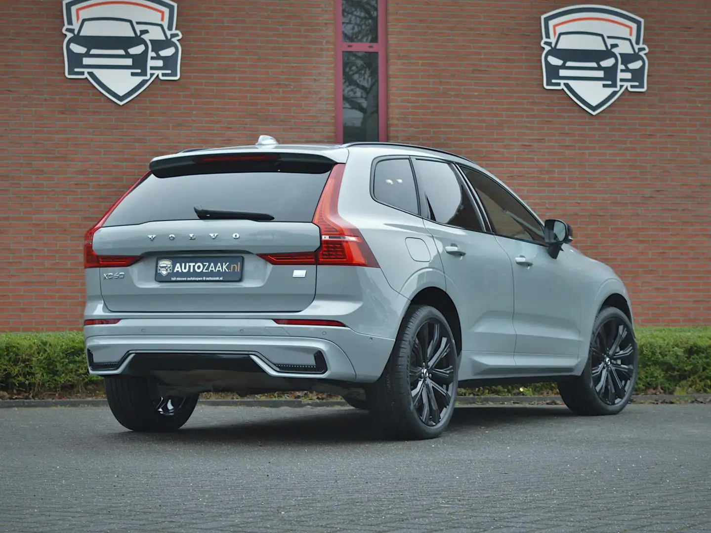 Volvo XC60 2.0 T8 Recharge AWD Ultimate Dark Gris - 2