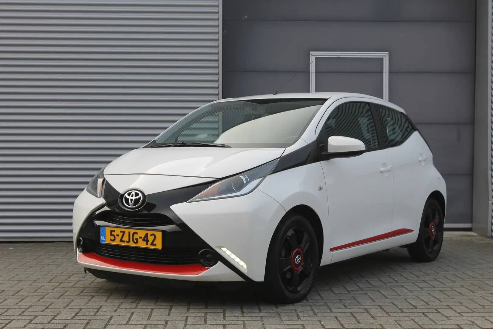 Toyota Aygo 1.0 VVT-i x-play I Airco I Camera I NL. Auto I 1e Blanc - 1