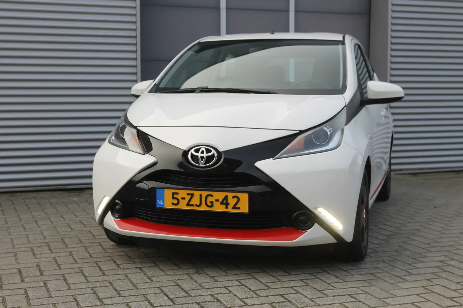 Toyota Aygo 1.0 VVT-i x-play I Airco I Camera I NL. Auto I 1e Blanc - 2