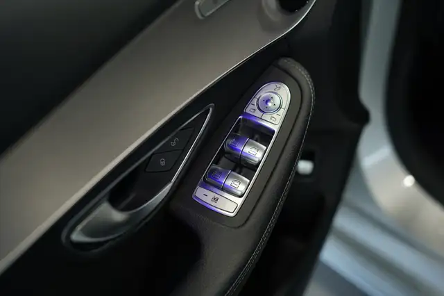 Mercedes-Benz C-Class view 22