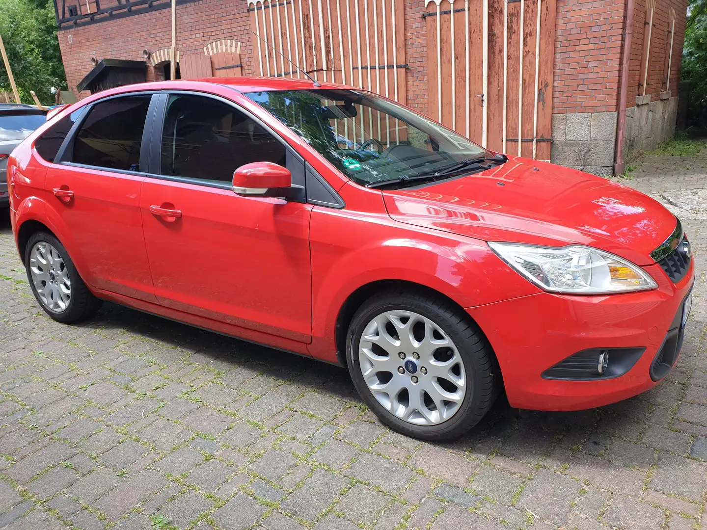 Ford Focus Focus Fließheck  5-Türer 1.6 Ti-VCT Sport Rot - 1